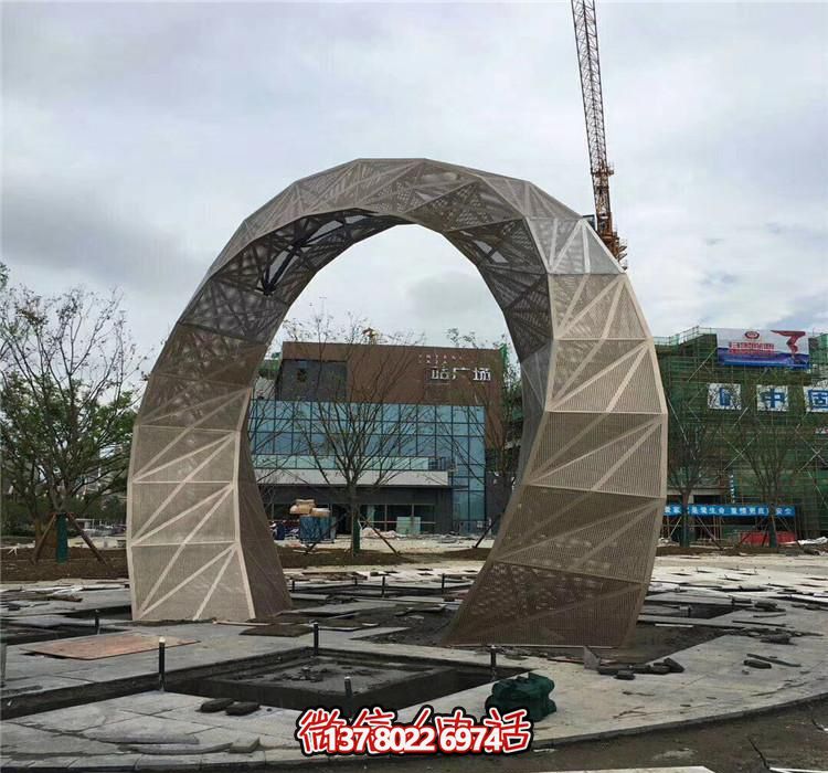 不銹鋼網(wǎng)格拱門雕塑，點綴廣場