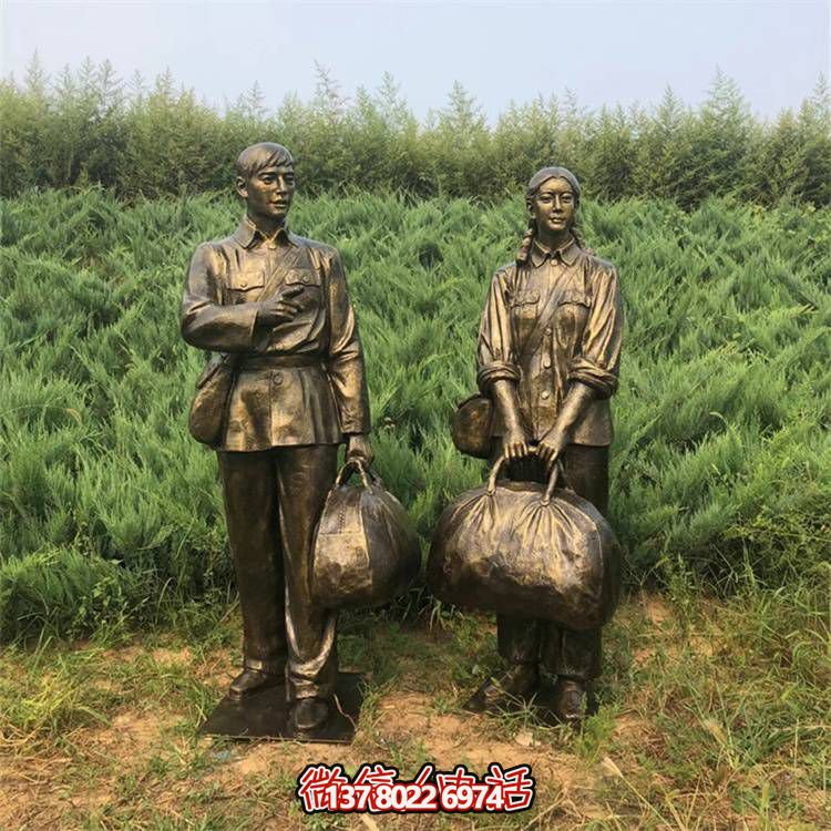 手工雕刻民俗小品，玻璃鋼仿銅人物拿行李的車站裝飾品