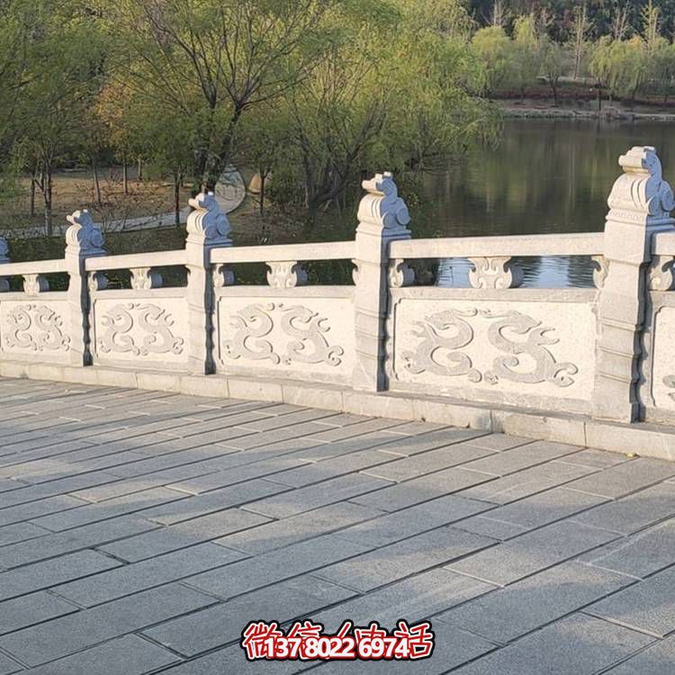 精美青石浮雕石拱橋裝飾，營(yíng)造舒適安全的公園氛圍