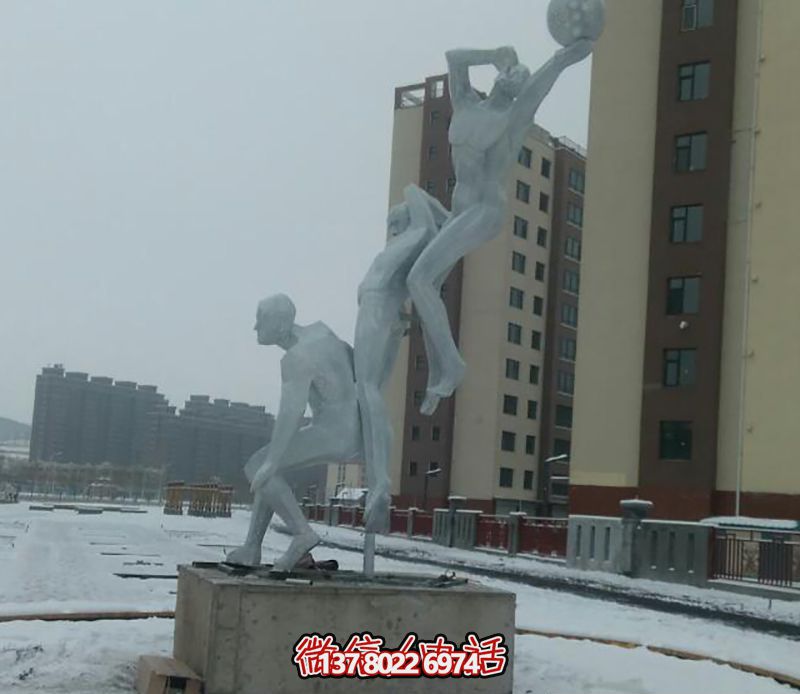 不銹鋼網(wǎng)格籃球場(chǎng)擺放雕塑，為小區(qū)廣場(chǎng)增添創(chuàng)意色彩