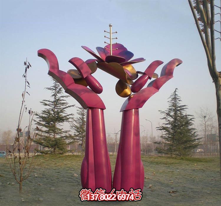 不銹鋼雕塑——用手捧花朵，點綴公園抽象美