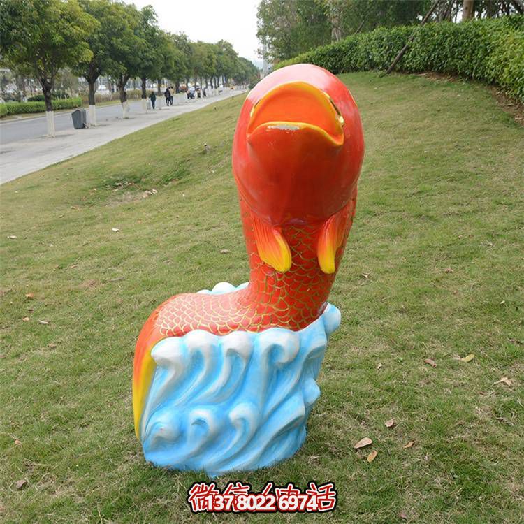 卡通玻璃鋼鯉魚(yú)雕塑，點(diǎn)綴游樂(lè)園園林