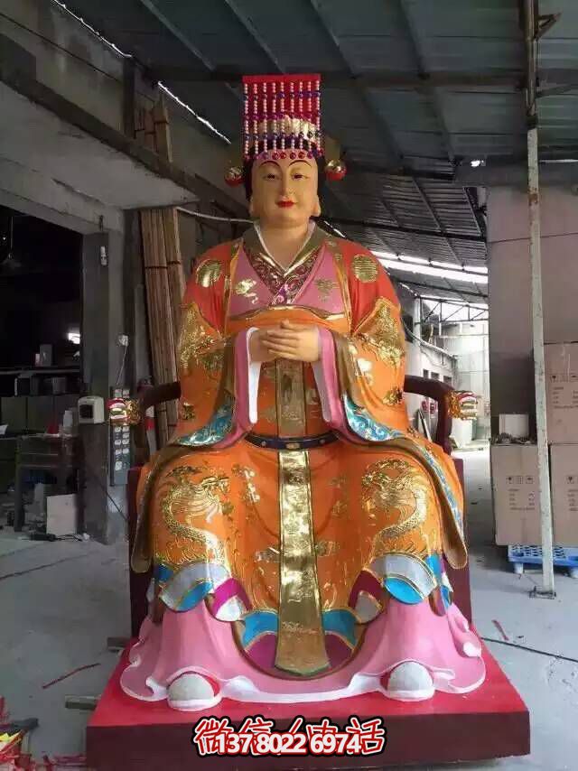 王母娘娘純銅雕塑，屹立于寺廟之中