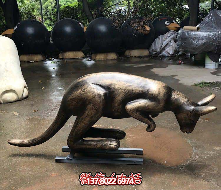 不銹鋼袋鼠雕塑，擺放于大型廣場(chǎng)