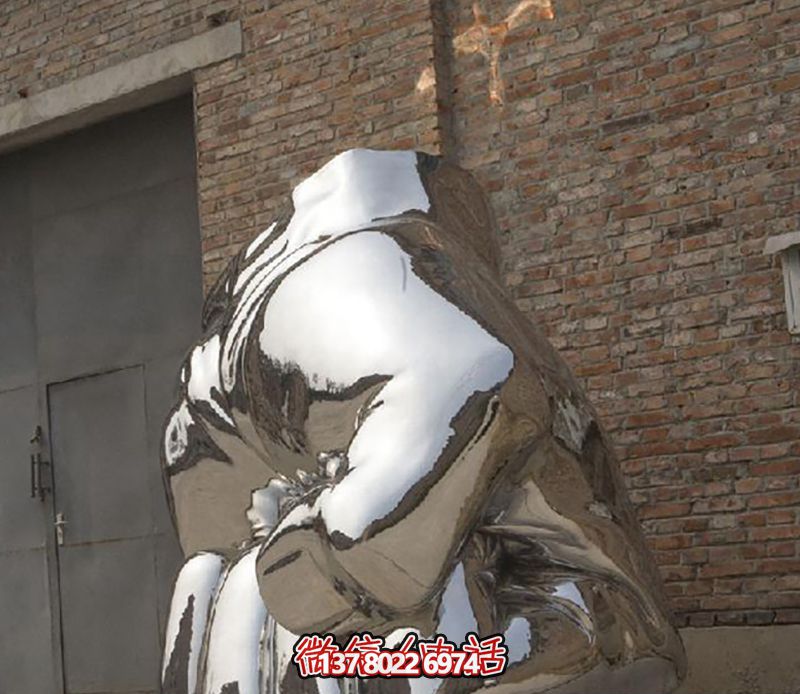 不銹鋼拳頭雕塑，為城市廣場(chǎng)增添力量與鏡面光彩