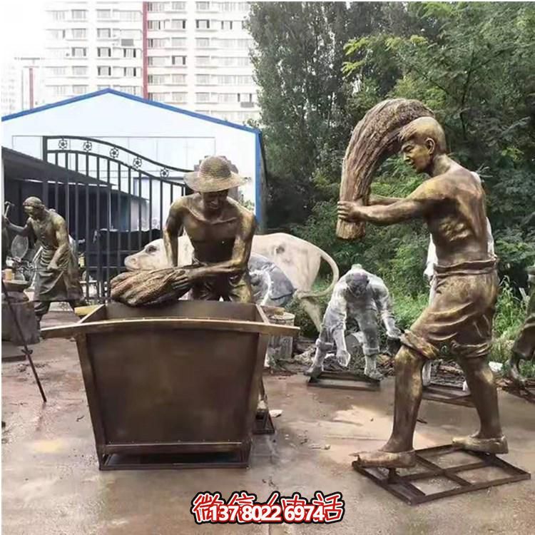 玻璃鋼仿銅農(nóng)耕人物雕塑，美化戶外景區(qū)