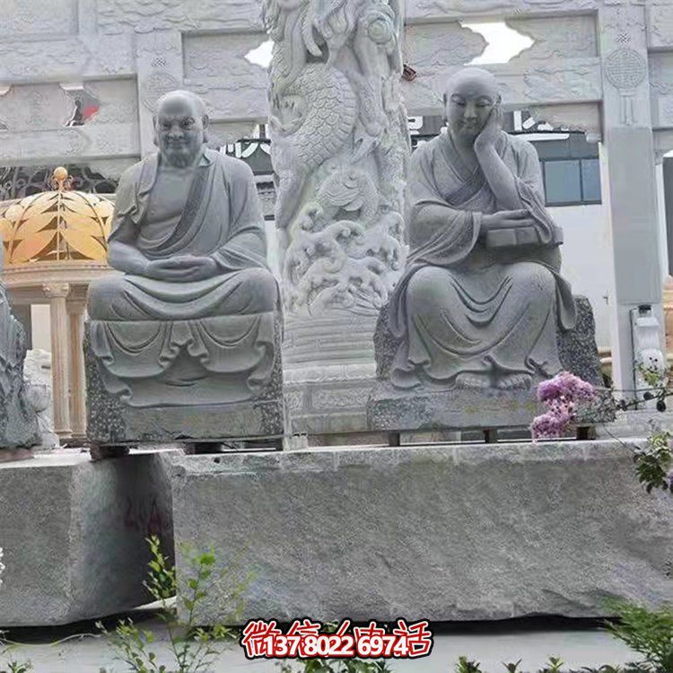 大型戶外石雕佛像雕塑，裝點美麗的寺院園林