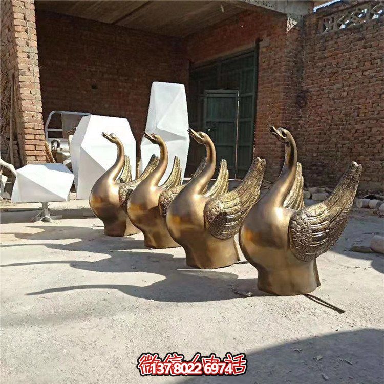 仿銅噴水雕塑，玻璃鋼景觀天鵝水池，為廣場(chǎng)園林?jǐn)[放