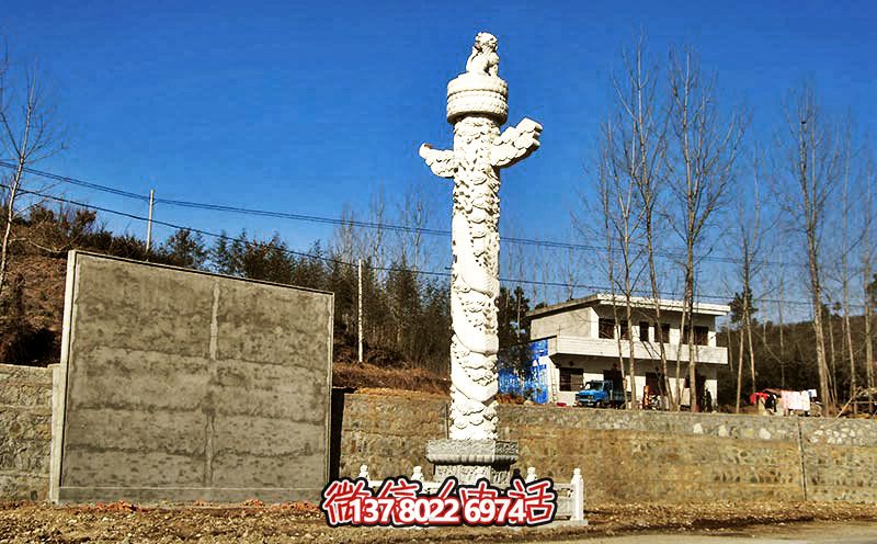 漢白玉華表雕塑，點綴農(nóng)村廣場