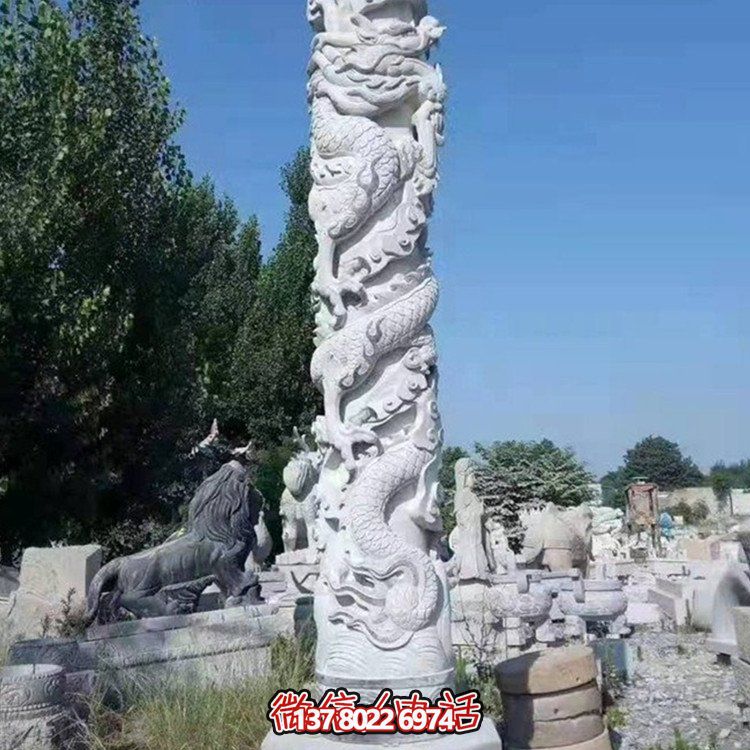 仿古石雕龍柱雕塑，為廣場增添古典魅力