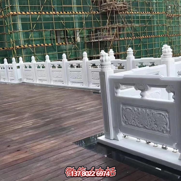 絢麗多彩的防護欄桿，為河道升旗臺打造夢幻般的園林雕塑