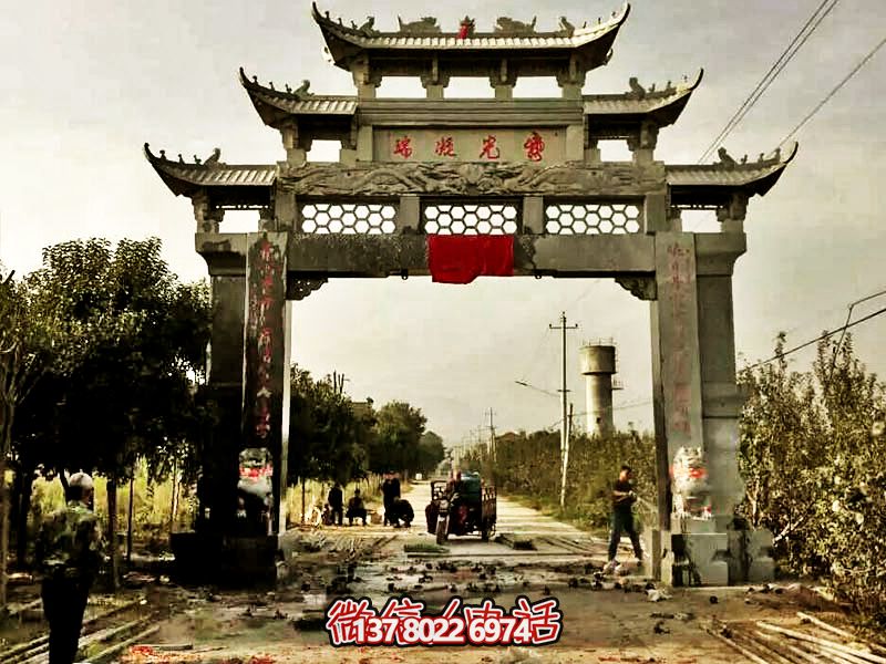 裝飾新村莊單門牌坊，青石鏤空浮雕精美