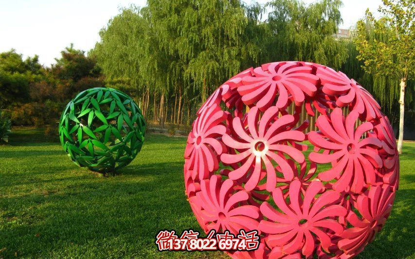 創(chuàng)意粉色鏤空球雕塑，為公園草坪增添童趣