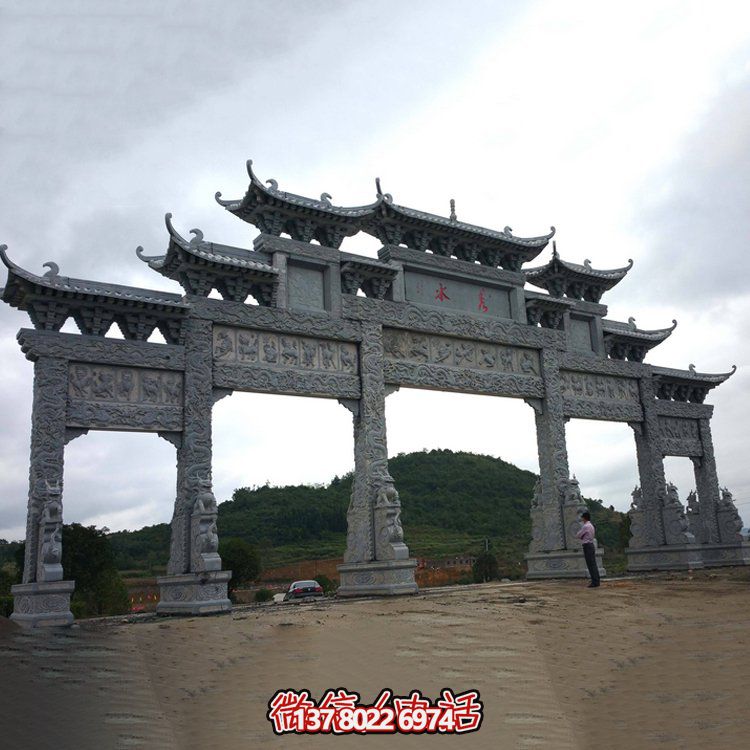 精美大型仿古青石雕刻門樓牌坊，為景區(qū)入口增添精彩