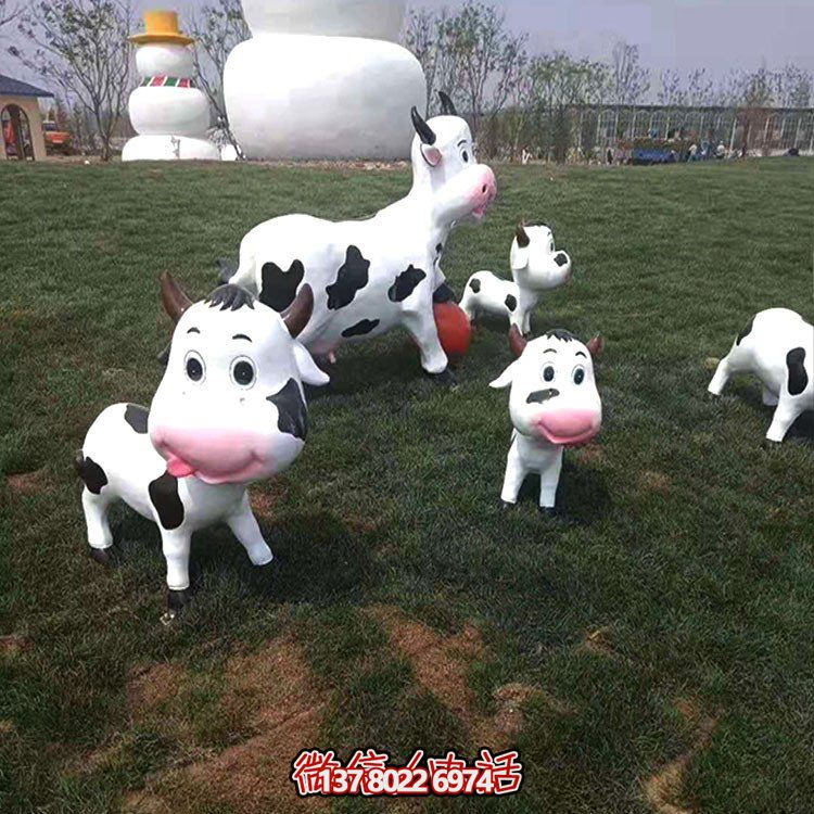 可愛小奶牛玻璃鋼雕塑，為戶外園林景觀增添獨特魅力