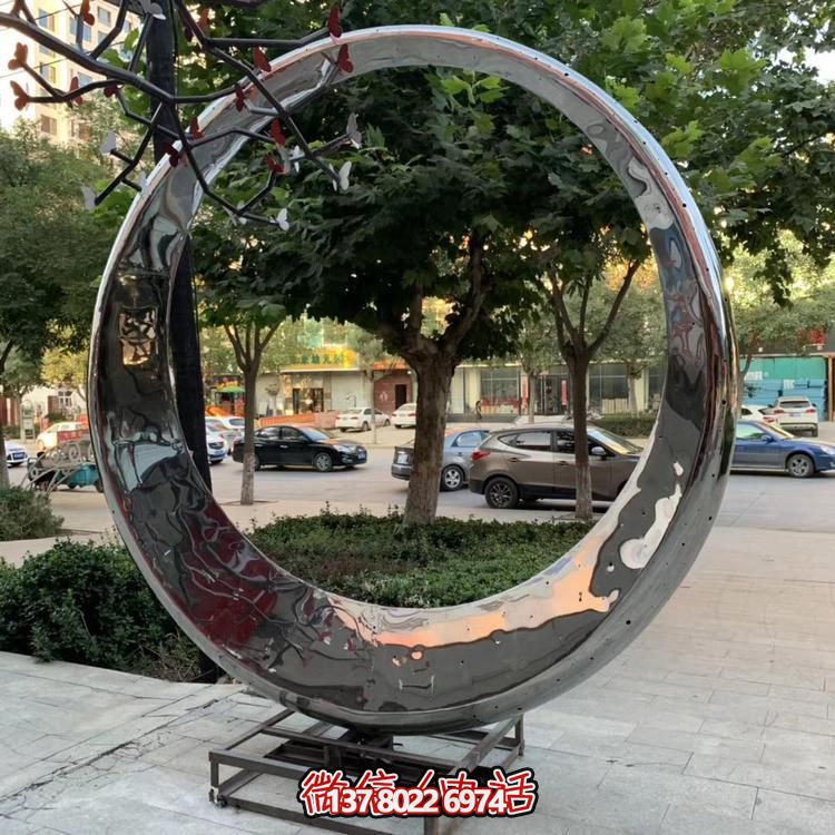 高級(jí)不銹鋼鏡面拋光圓環(huán)噴泉，為酒店會(huì)所戶外景觀雕塑增添絢麗色彩