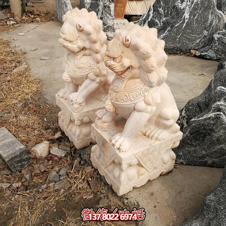 精美大理石雕刻石獅子，為酒店門口添彩晚霞紅
