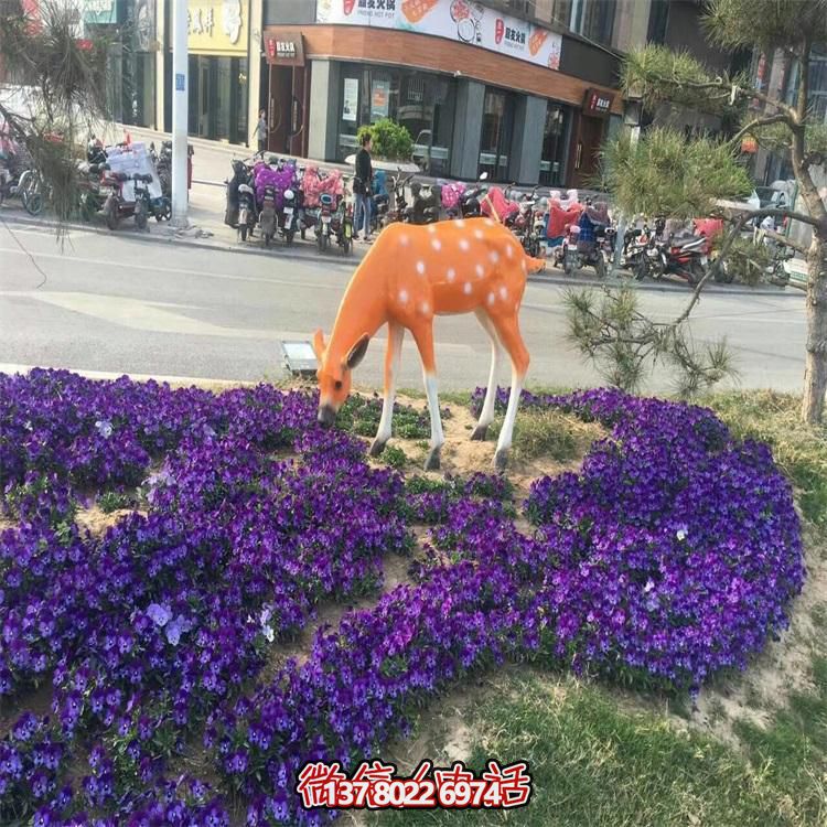 仿真鹿雕塑，在草叢中擺放，玻璃鋼打造