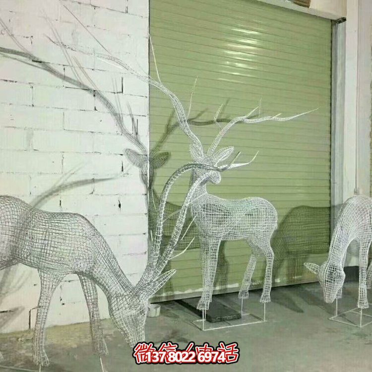 不銹鋼鏤空網(wǎng)格鹿燈光亮化擺件，為公園草坪上裝飾增添精彩