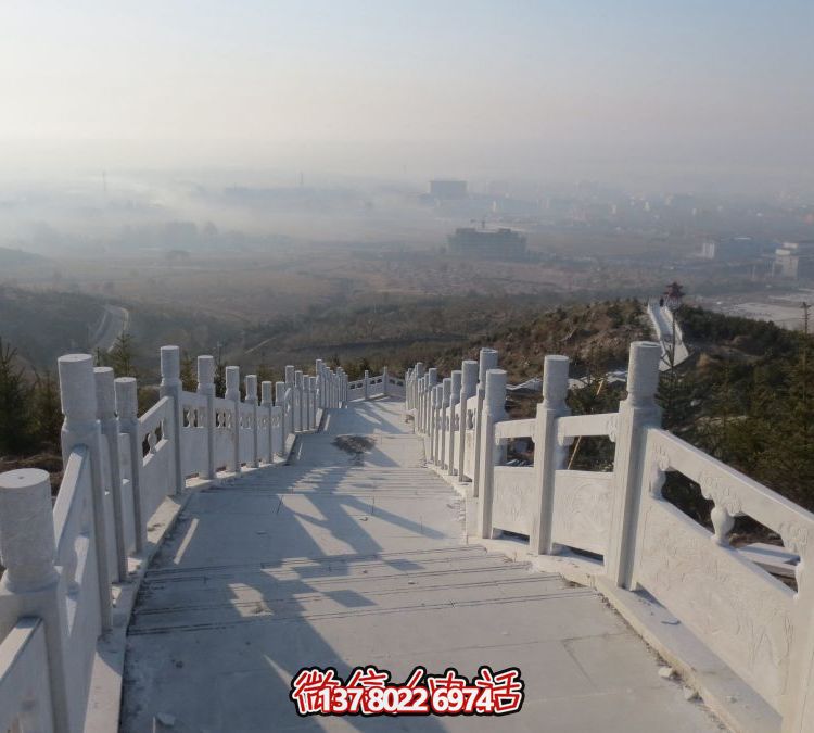 精致石雕護(hù)欄，漢白玉青石欄板點(diǎn)綴天然風(fēng)情