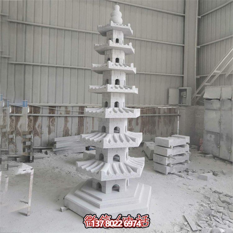 天然青石多層石佛塔，雕刻精美，為寺廟擺放