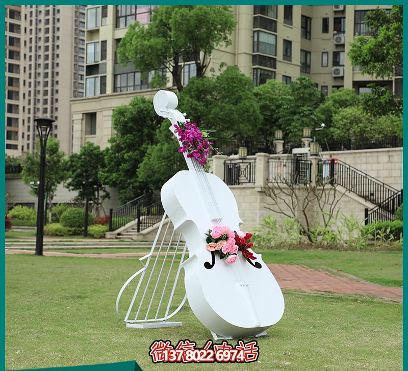 玻璃鋼雕塑，打造創(chuàng)意白色大提琴，點綴公園景區(qū)