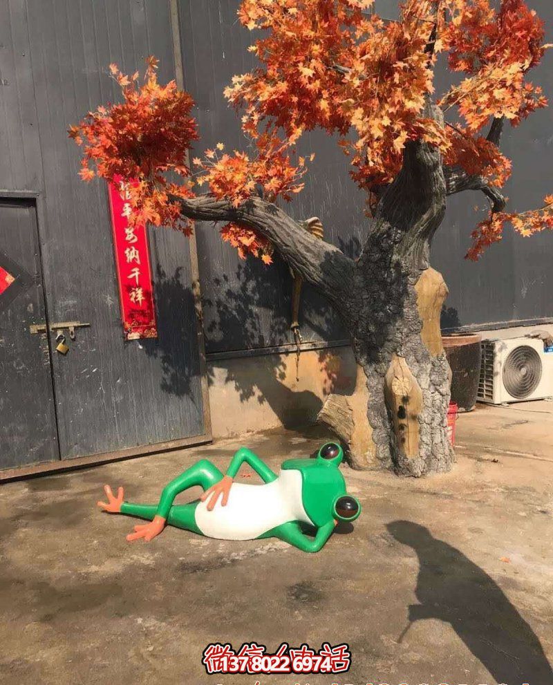 玻璃鋼雕塑躺臥青蛙，給公園增添美感
