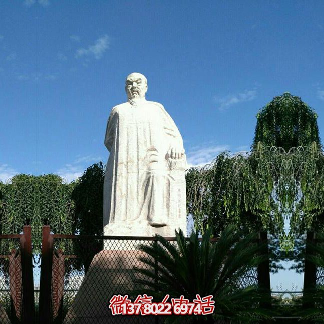 林則徐石雕塑，點(diǎn)綴校園廣場