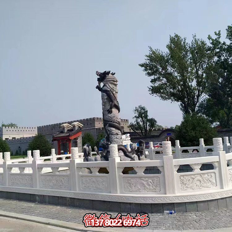 漢白玉石雕欄板，為景區(qū)水池提供防護(hù)及園林裝飾