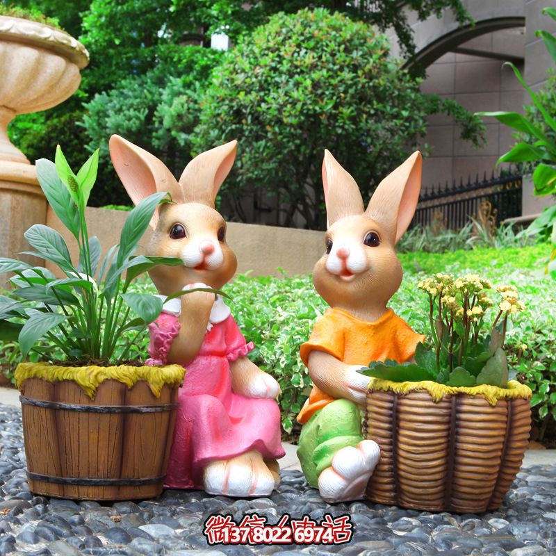 彩繪玻璃鋼兔子雕塑，點(diǎn)綴戶外公園裝飾