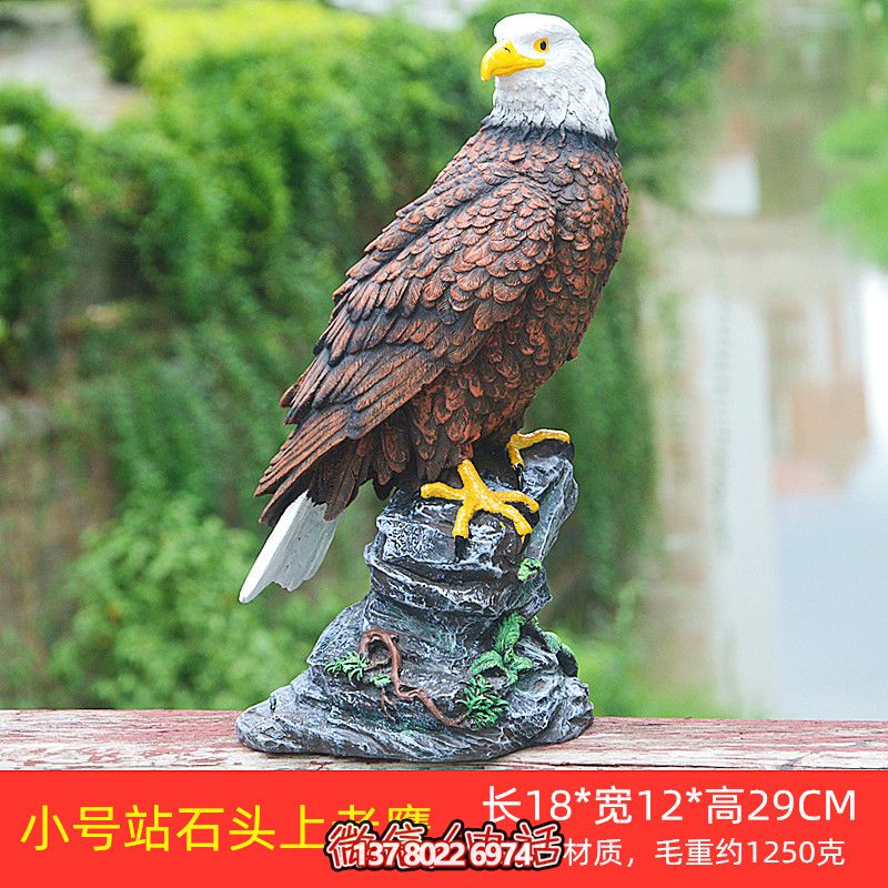 石頭藝術(shù)老鷹雕塑，點(diǎn)綴花園站
