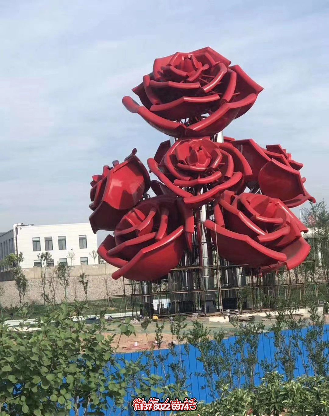 紅色玫瑰不銹鋼創(chuàng)意雕塑——美化廣場，增添驚喜