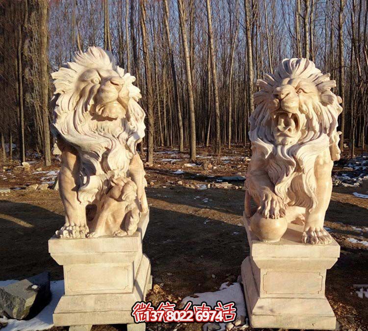 紅色獅子雕塑，欣賞絕美晚霞