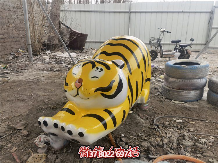 玻璃鋼彩繪抽象老虎雕塑，為幼兒園裝飾而生