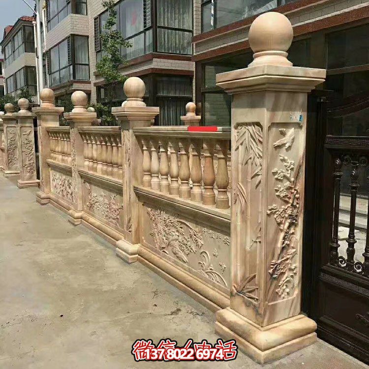 紅色浮雕圍墻欄板裝點別墅，守護晚霞之美