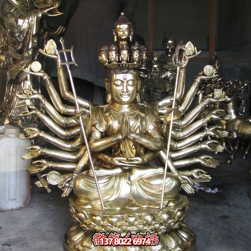 鎏金菩薩雕塑，供奉觀音祈福