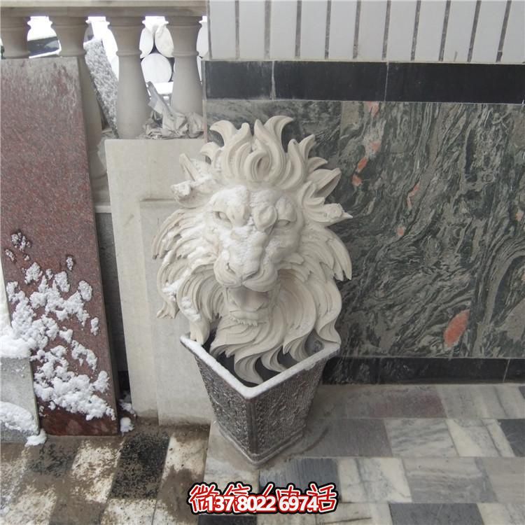 豪華別墅大型紅石獅子雕塑，園林景觀完美呈現(xiàn)