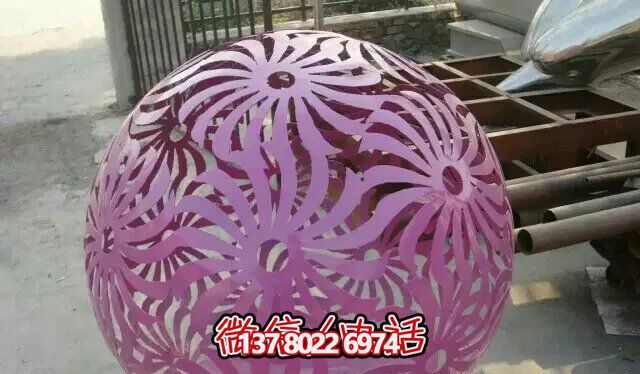紫色不銹鋼鏤空球雕塑，為花園增添精彩