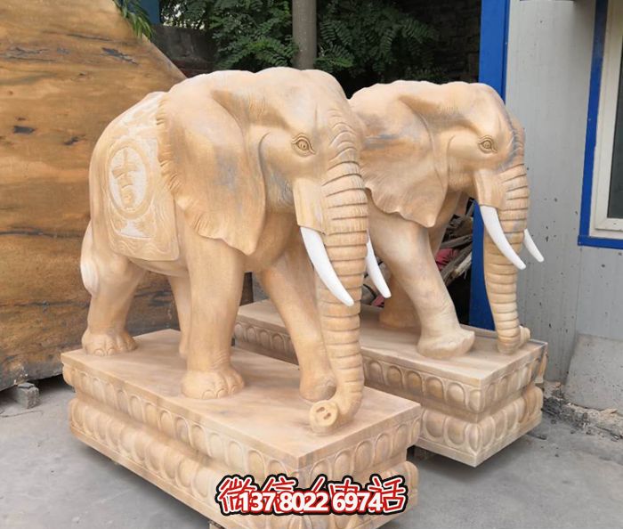 紅色庭院一抹晚霞，一個(gè)石雕大象雕塑