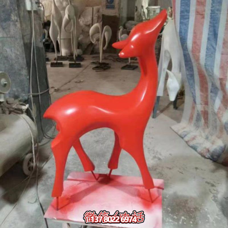 玻璃鋼制紅色梅花鹿雕塑，裝點(diǎn)別墅小區(qū)精致美觀