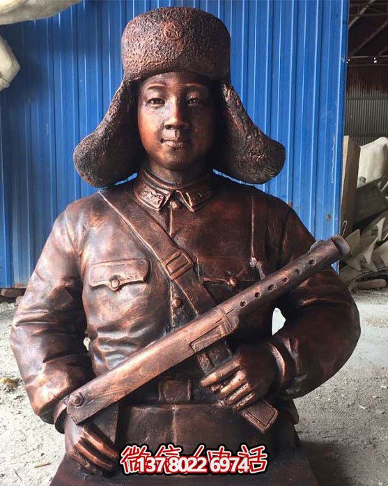 不銹鋼仿銅雷鋒持槍雕塑，現(xiàn)代雷鋒屹立于戶外景區(qū)