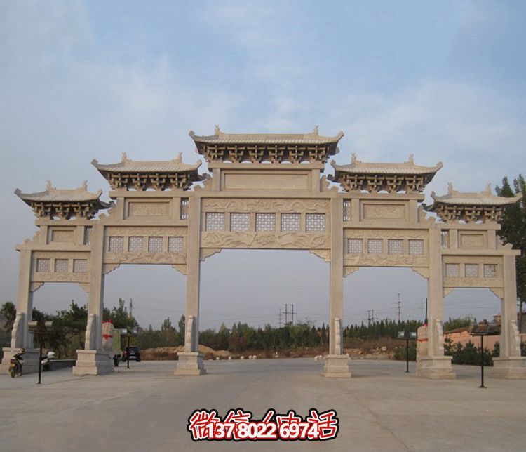 精美大型鏤空牌樓石雕，為公園廣場增添美麗色彩