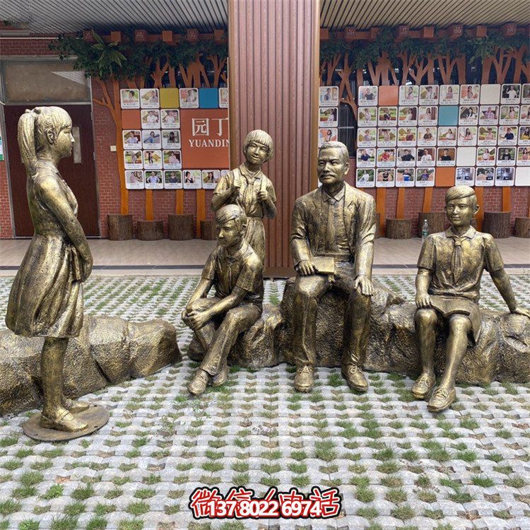 仿銅人物雕塑，裝點步行街情景