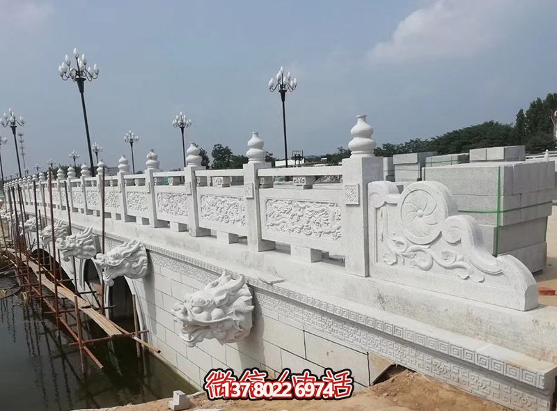 精美漢白玉石拱橋，融龍紋雕刻欄桿