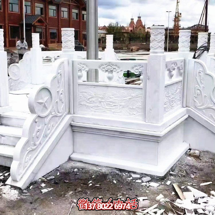 漢白玉升旗臺(tái)，做工精美，安全防護(hù)欄桿