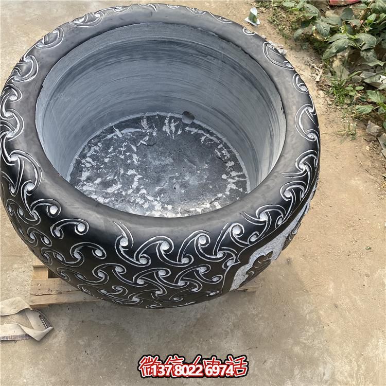 仿古大理石浮雕花紋花盆，營造優(yōu)雅庭院空間