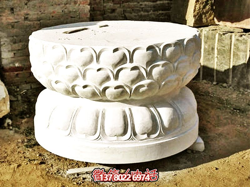漢白玉制須彌座佛像，以精美圓形飾就古樸寺院