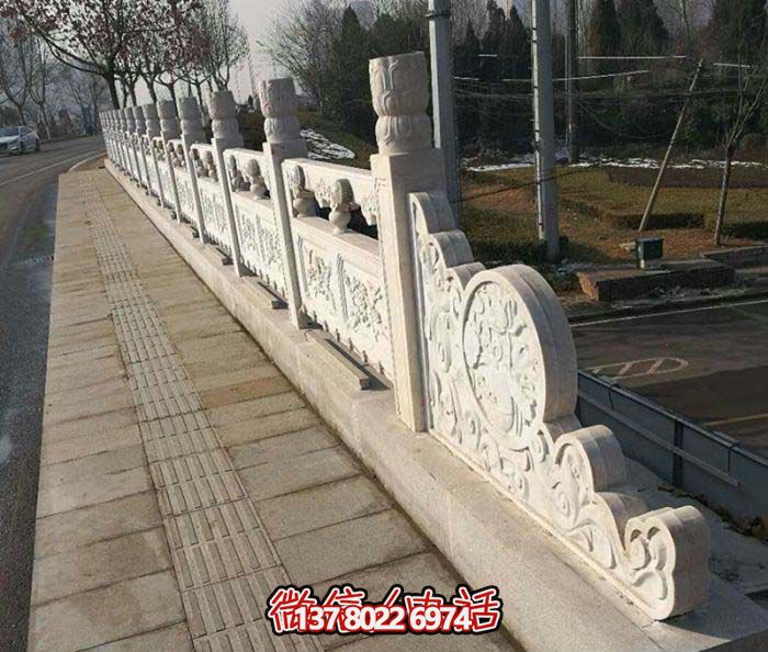 現(xiàn)代城市綠化防護欄桿，融入自然元素的花崗巖石雕