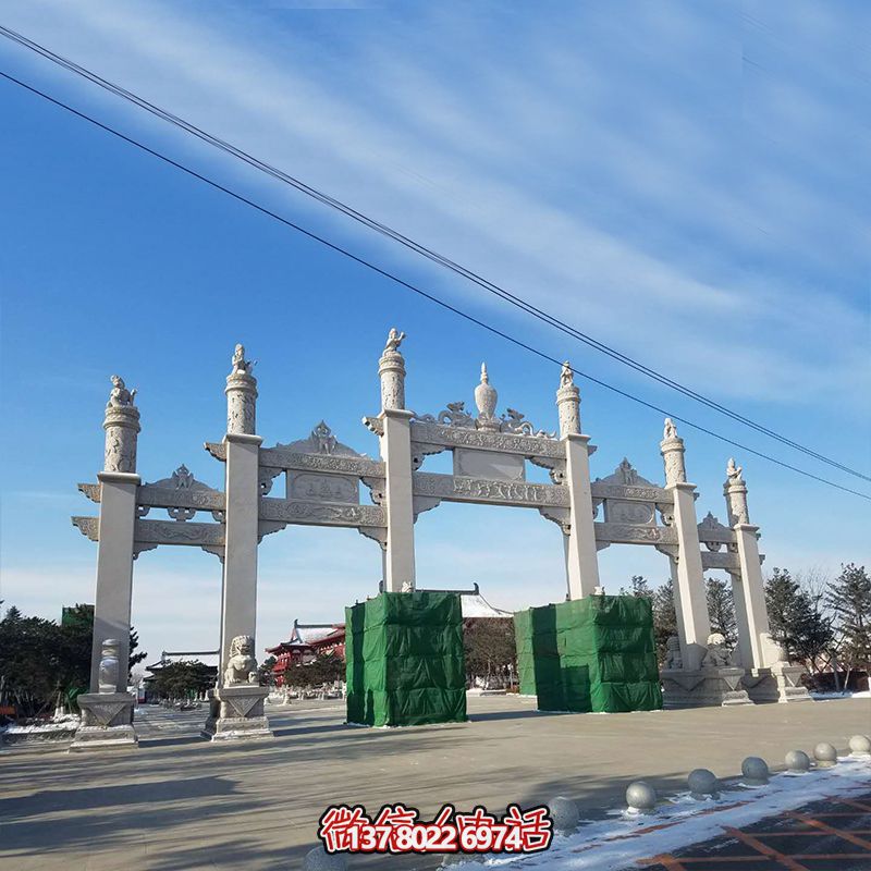 新款漢白玉牌坊，美觀而古樸的石六柱，為寺院和景區(qū)增添靈氣