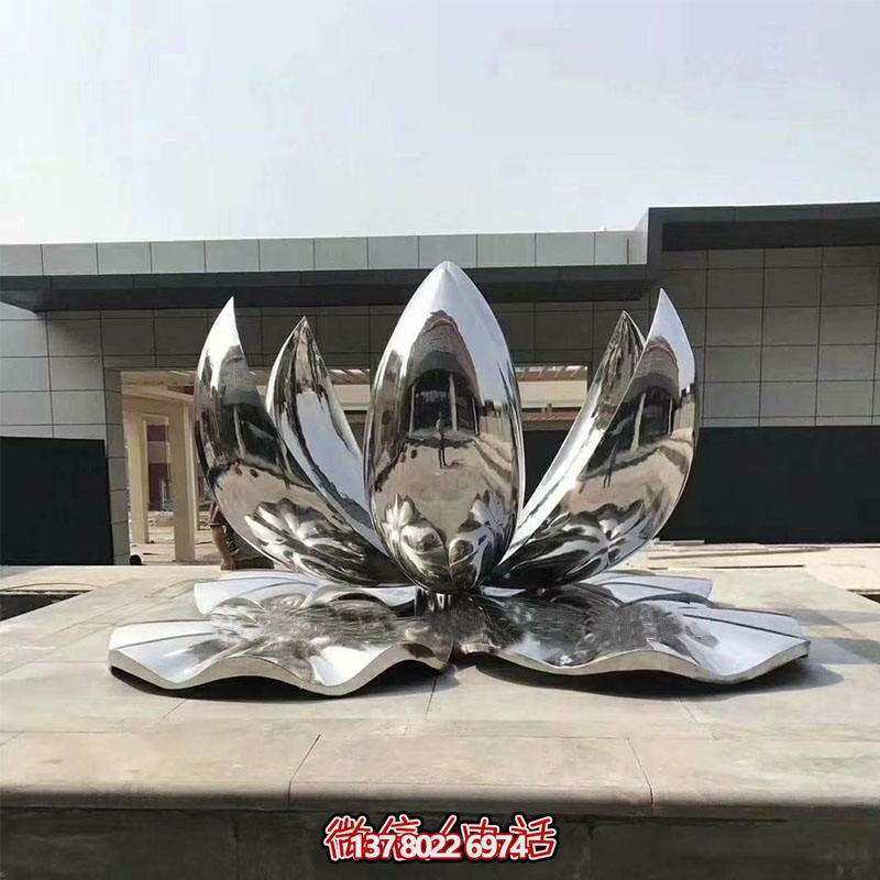 大型不銹鋼蓮花雕塑，鏡面反射景觀